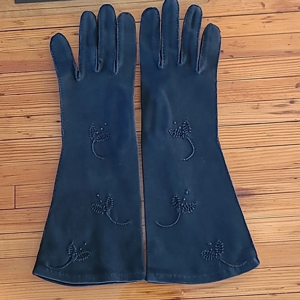 VINTAGE GLOVES GROUP OF FIVE - Picture 7 of 15